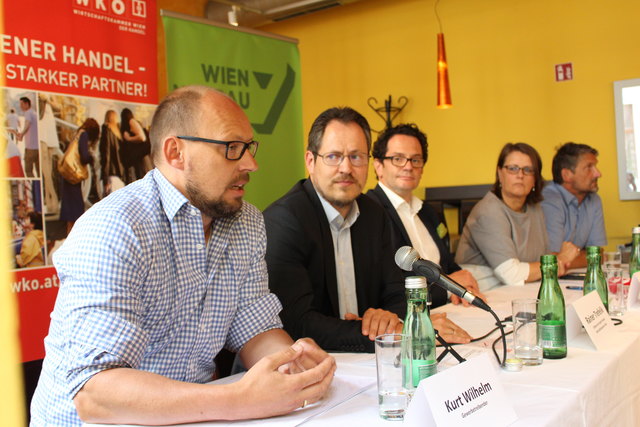 Podium bei der Pressekonferenz: Unternehmer Kurt Wilhelm, Rainer Trefelik von der Wirtschaftskammer, Bezirkschef Markus Reiter sowie die Anrainer Konstanze Thau und Robert Kalasek (v.l.).