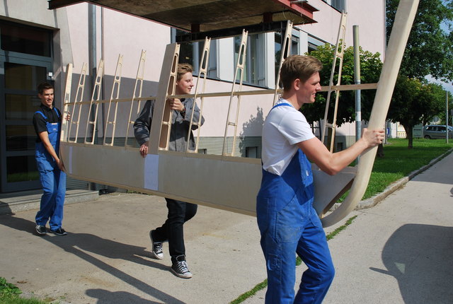Die Schüler beim Verladen ihrer Höhenflosse, ihrer Diplomarbeit