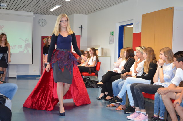 Move on - tolle Präsentation der Schülerinnen des 1. Jahrganges der Modeschule Oberwart