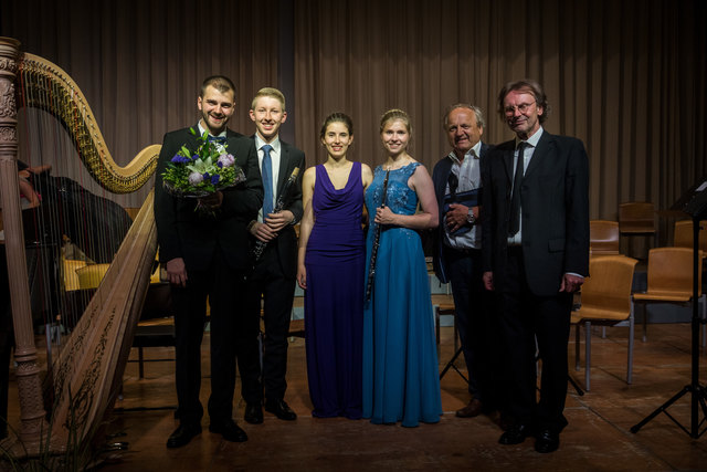 V.l.n.r.: Randos Megijidi, Michael Sabotha, Seranfina Jaffe´, Anna Winter, Hans Georg Zach, Obmann SOL, Johann Assinger, Dirigent. | Foto: © Wolfgang Böhm