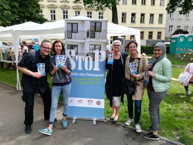 Maria Rösslhumer (re. neben dem Plakat) und ihr Team informierten Ende Mai in Margareten über die neue Initiative. | Foto: Verein AÖF