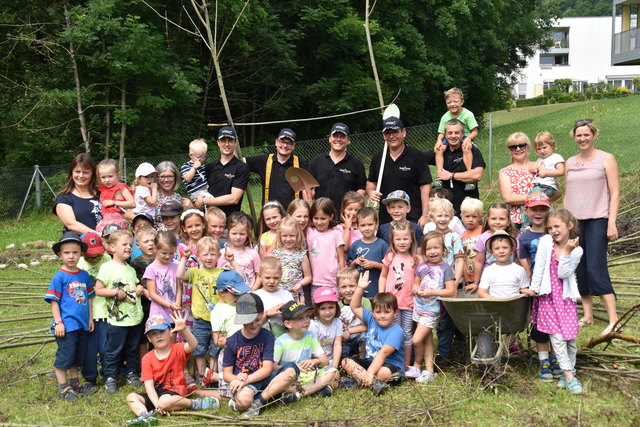 Die Casino Velden-Crew mit Kindern und Kindergartenpädagoginnen des Kindergartens Waiern beim Weidenhäuschen-Bau | Foto: Friessnegg