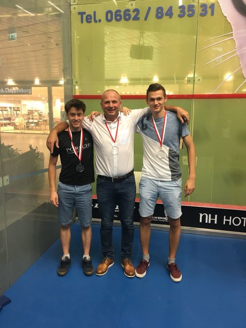 Auf dem Bild sieht man von links: Mihaly Androczky, Gottfried Stampfl und Simon Loindl im Glascourt mit der Medaille für den dritten Platz