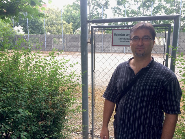 Bewohner Attila Kovacs versteht die Platzsperre, würde sich aber auch über eine Sanierung freuen. | Foto: Noël Gaar