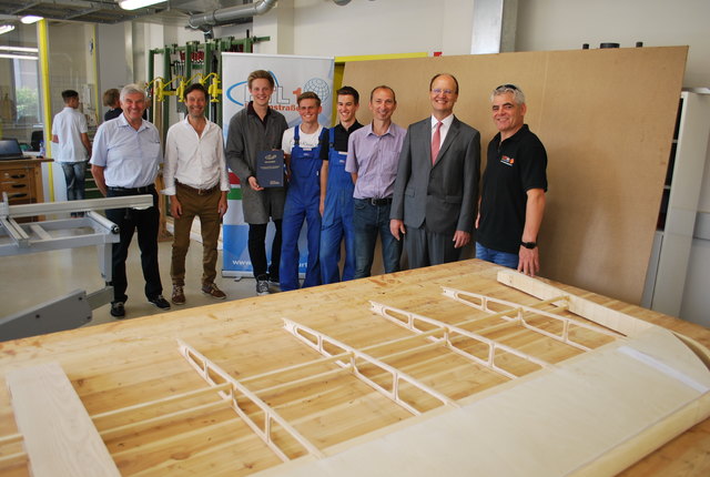 Stolze Projektpartner mit den Klagenfurter HTL-Schülern: Ewald Winter, Walter Krobath, Stephan Lerchbaumer, Rafael Katz, Andreas Kohlweiss, Professor Dietmar Hauer, Direktor Michael Archer und Albin Wank (Tischlerei mit Format)