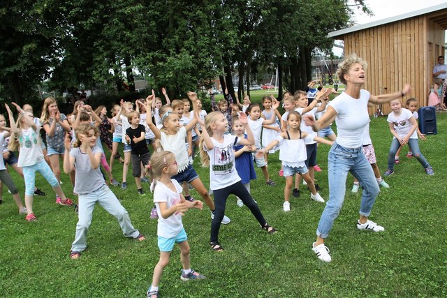 Feldkirchner Kinder eröffneten den Zubau mit rhythmischen Showeinlagen.