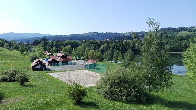 Der Beachvolleyballplatz ist saniert, auch das Strandbuffet sieht einladend aus.