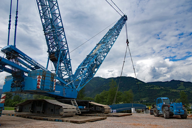 Die neue Brücke wird an ihren Bestimmungsort gehoben | Foto: Bernhard Gritsch