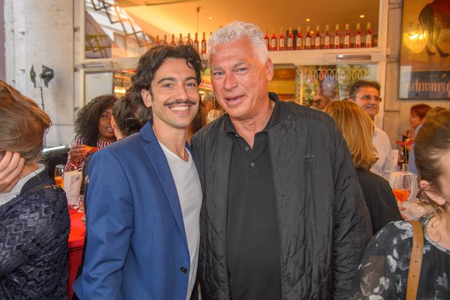 Stießen aufs Jubiläum an: Moderator und Schauspieler Stefano Bernadin und Fußball-Legende Toni Polster. | Foto: Andreas Tischler