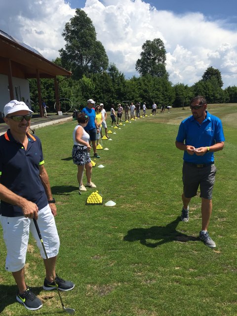 Schnuppergolfer Johann Reitermeier (l.) aus Walding und Golflehrer Wolfgang Perack (r.). | Foto: Ausserwöger