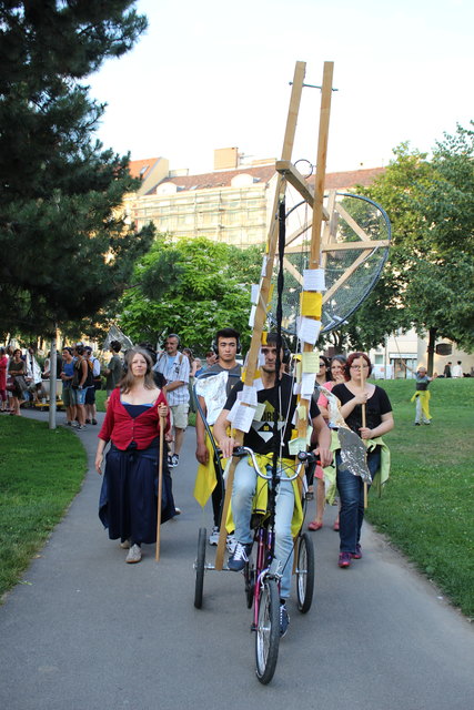 Gemeinsam mit "Euridyke" geht es durch den Bruno-Kreisky-Park | Foto: Sophie Alena