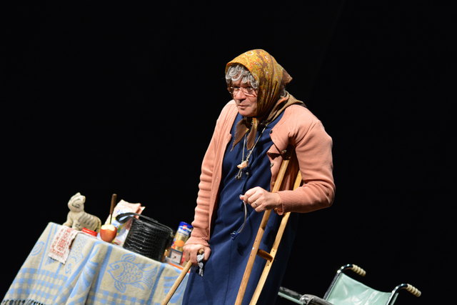 Veranstalter Siegfried Reisinger geleitete Markus Hirtler alias "Ermi-Oma" ins Weizer Kunsthaus.