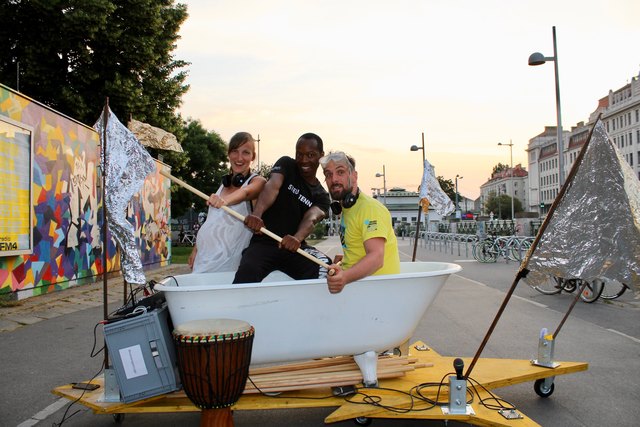 v. l.: Romina Kolb (Choreographie), Futurelove Sibanda (Gesang und Musik), Michael Pöllmann (Regie) | Foto: Sophie Alena