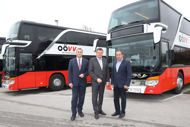 Präsentation der neuen OÖVV Postbusse im vergangenen Herbst mit (v.l.) Peter Schmolmüller (ÖBB Postbus), Landesrat für Infrastruktur Günther Steinkellner und Herbert Kubasta (GF der OÖVV Betriebsgesellschaft) | Foto: Land OÖ/Ernst Grillnberger