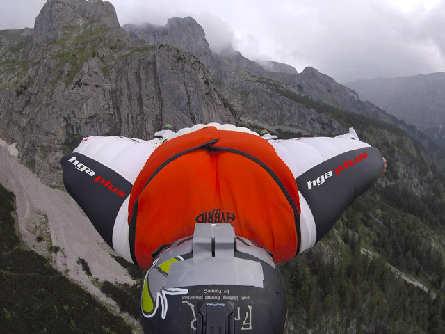 Michael Maili im Flugmodus: Sind die Kammern des Wing-Suits mit Luft gefüllt, dann wird der Mensch zum Düsen-Jet. | Foto: Maili