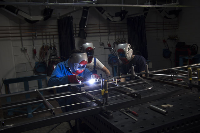 An der HTL Wolfsberg: Werkstätten-Lehrer Martin Grillitsch mit den Schülern Marijan Tatsch und Christopher Mattl bei der Herstellung des Höhenruders | Foto: Krobath