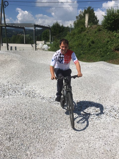 LH-Stv. Michael Schickhofer am Bike auf dem neuen Pumptrack.