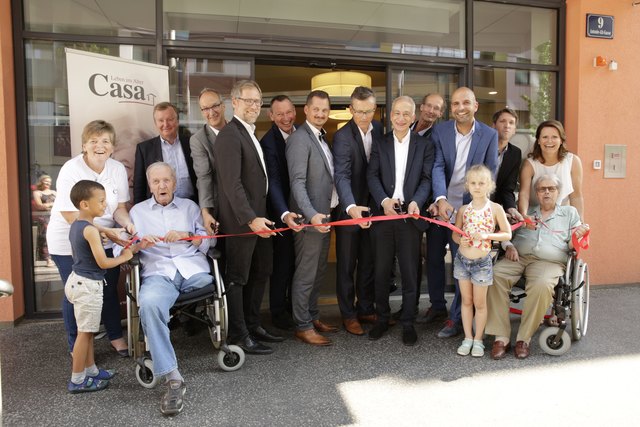 Auch bei der Eröffnung: Kindergartenleiterin Uschi Leb (l.), Otto Straka (Heimat Österreich, 4.v.l.), Wolfgang Viehauser (HYPO Niederösterreich), Caritas-Generalsekretär Alexander Bodmann, Berthold Broll (Stiftung Liebenau), Bezirksvorsteher Marcus Franz,  Markus Nachbaur (Stifung Liebenau), Caritas-Präsident Michael Landau,  Casa-Geschäftsführer Christian Klinger, Casa Leben-Geschäftsführer Markus Platzer sowiePlege- und Hausleiterin Dagmar Treitl. | Foto: Resatz