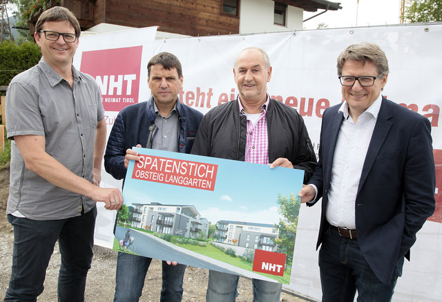 Spatenstich für ein neues Wohnprojekt in Obsteig (von rechts): NHT-Geschäftsführer Hannes Gschwentner mit Bürgermeister Hermann Föger, Kurt Franz (ÖBF) und Vizebürgermeister Alexander Egger.