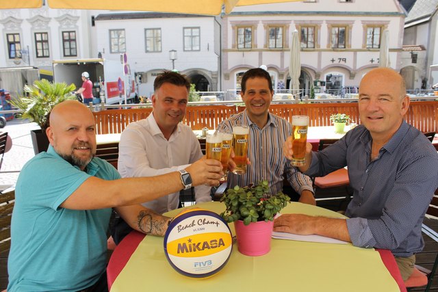 Auf gute Zusammenarbeit: Fritz Hampel, Thomas Vilding, Markus Schürz und Hans Mader (v. l.).