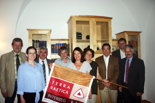 Interreg-Rat in Imst: BH Markus Maaß, Melania Salega, Emil Müller (CH), Friedl Sapelza (ITA), Waltraud Handle, Gabriele Juen, Andrea Gilli (CH), Christian Stampfer und BH Raimund Waldner (v.l.). | Foto: Ludwig Fabi