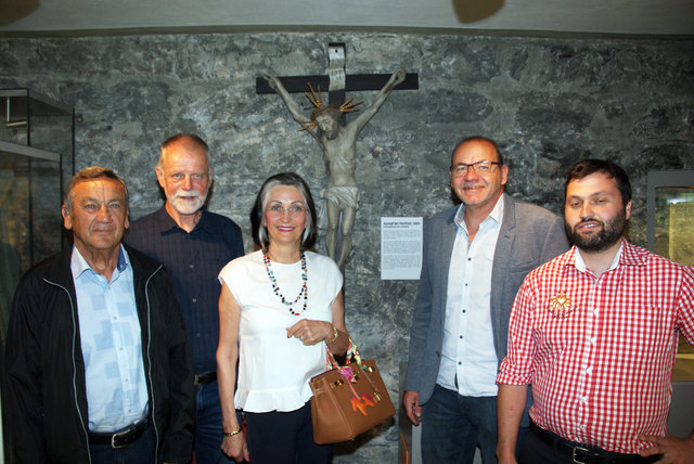"Pontlatz-Vortragekreuz" auf Schloss Landeck: Margit Randolf mit Josef Partoll, Fritz Gastl, Josef Gfall und Christoph Pinzger (v.l.).