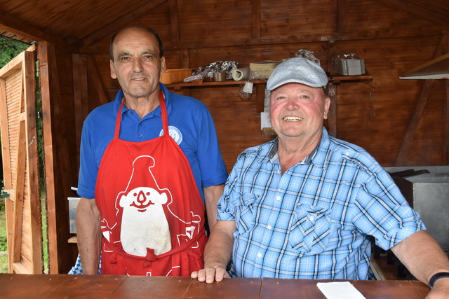 Ein letztes Mal am Büffet tätig: Erhard Wagner (links) und Engelbert Hajszan.