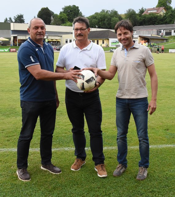 Alois Morgenstern (links) und Markus Unterdorfer-Morgenstern (rechts) sprachen mit Peter Tiefling (WOCHE), wie Lendorf ab jetzt den Regionalligaball spielen wird. | Foto: Günter Dokter/KK