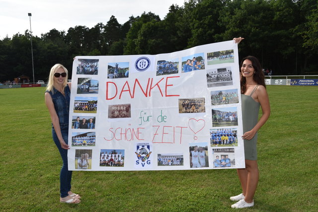 Für das letzte Spiel "ihres" Sportvereins Güttenbach präsentierten Anja Jenisch (links) und Paula Radakovits den Spielern ein Danke-Transparent.