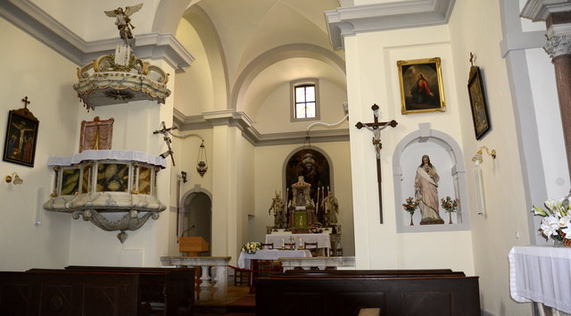 die Pfarrkirche innen