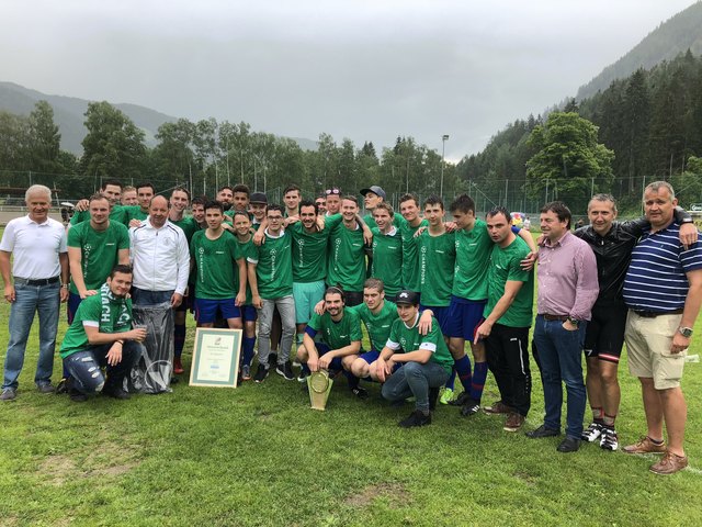 Nass, aber glücklich: FC Obdach II ist Meister. Foto: Verderber