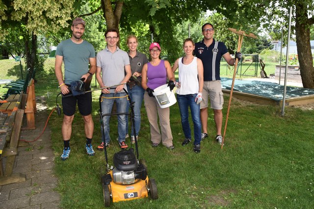 Bei der Gartenarbeit: Hanno Moser, Edgar Jermendy, Elisabeth Weis, Christina Papitsch, Michaela Werbitsch, Markus Walluschnig