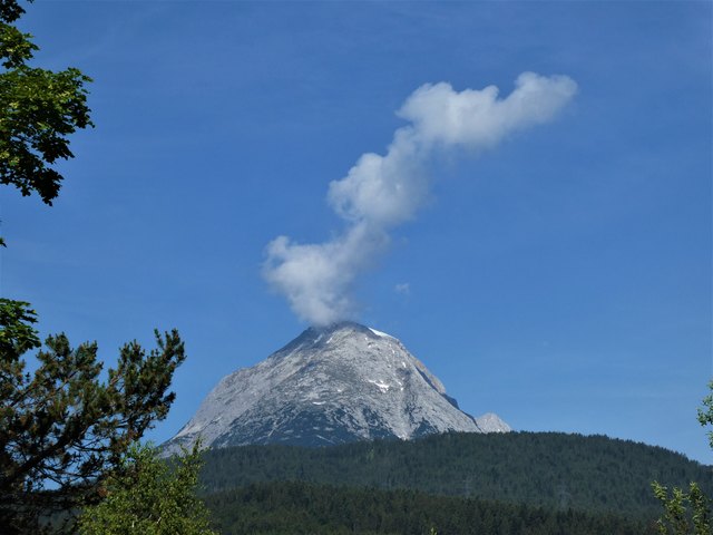 Mit der Wolkensäule über ihrem Gipfel wirkt die Hohe Munde wie ein Vulkan