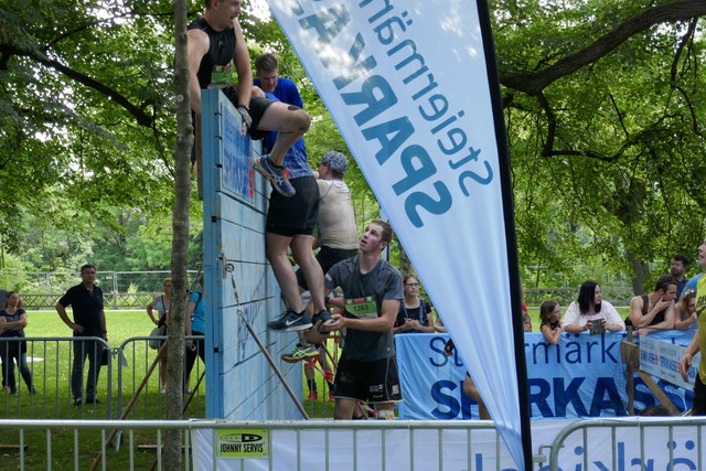 WAND$ PLUS PANIER, Holzwand, Hindernis im Grazer Augarten beim Grazathlon 2018