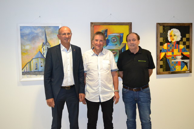 Ausstellungseröffnung: Künstler Charly Walser mit Alpinarium-GF Bgm. Anton Mattle (li.) und Projektleiter Helmut Pöll (re.).