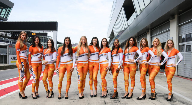 In der Formel 1 zählen die Grid Girls zur Vergangenheit, bei der GT Masters konnte sie aber wieder bezaubern