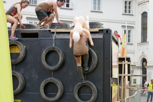 Grazathlon mit einem Maskottchen am Rücken, Mariahilferplatz, Graz