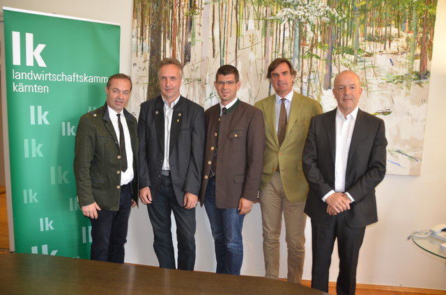 LK-Präsident Johann Mößler, Landes-Forstdirektor Christian Matitz, Landesrat Martin Gruber, Forstverein-Präsident Johannes Thurn-Valsassina und Leopold Schnaubelt, Obmann der Plattform Pro Holz Kärnten. | Foto: Bürp LR Gruber