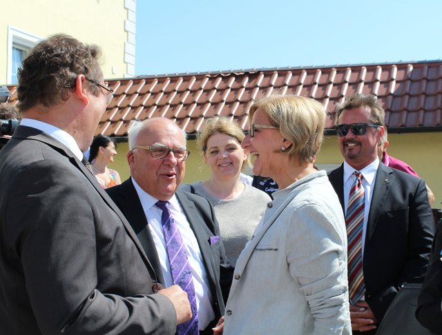 Foto: Gabriella Bösze   Landeshauptfrau Mag.a. Johanna Mikl-Leitner begrüsste den Landesarchäologen Mag. Franz Humer vrnl. und die anwesenden lokalen Politiker