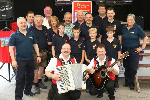 Die Kameraden der FF Rekawinkel mit GR Markus Naber, Komm. Kurt Heuböck von der FF-Pressbaum, GR Ing Anton Strombach und das Musikerduo "die Schlosskogler".