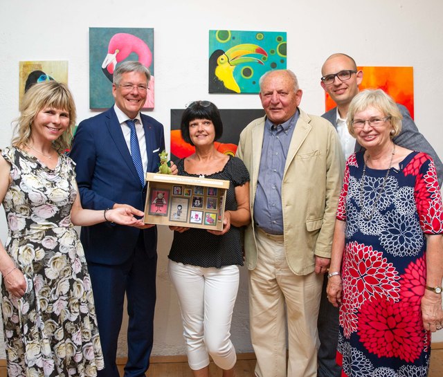 Die Künstlerin Lily Pril (Mitte) mit Sonya Feinig, Peter Kaiser sowie der Galeristen-Familie Eberhard, Klaus und Helgard Kraigher