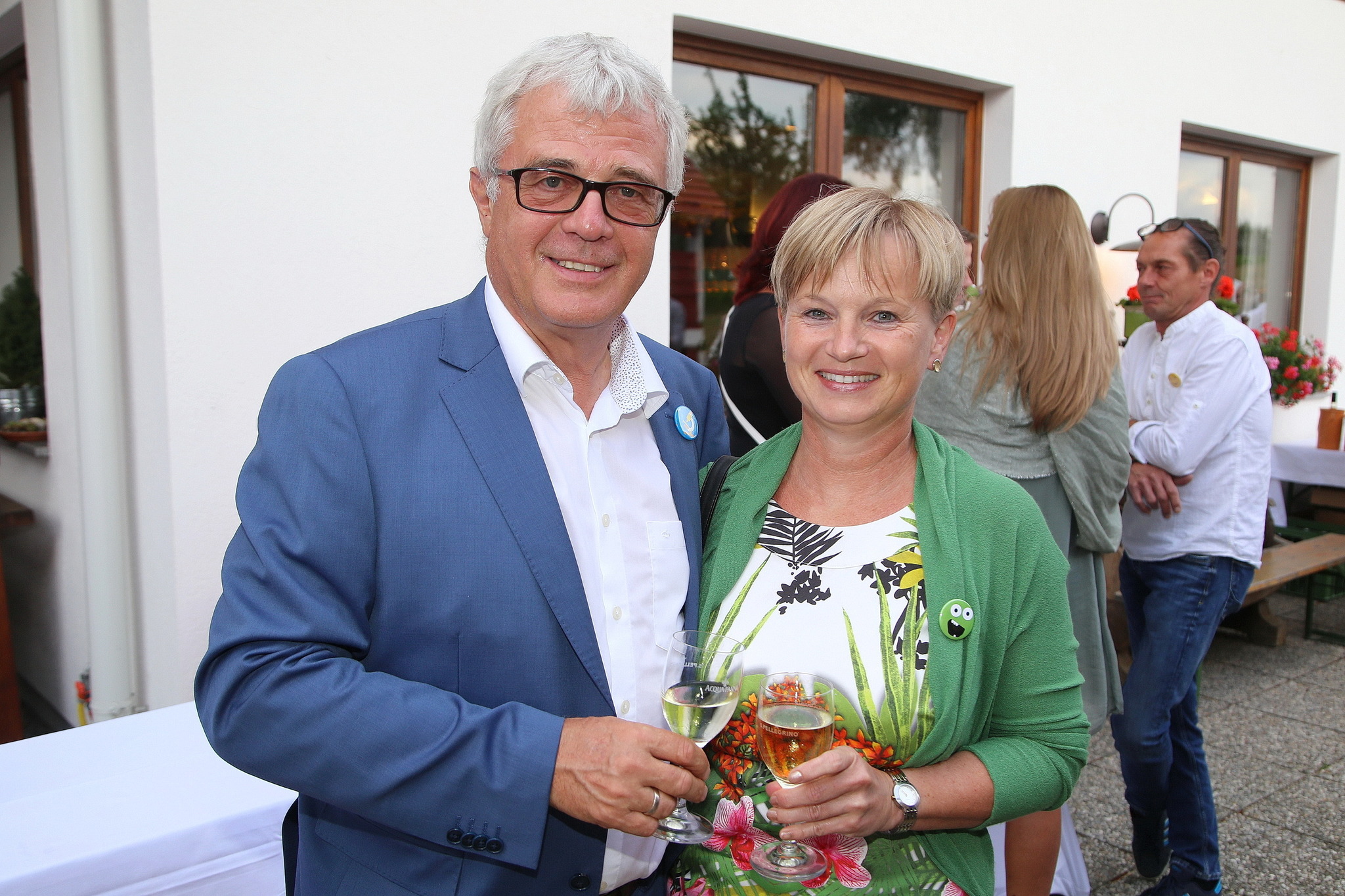 Tgl. 9.00-22.00 Uhr, Sa bis 24.00 Uhr 4701 Bad Schallerbach, Promenade 1 Tel: Junior: Erstes Wirtschaften kennenlernen Die Juniorausgabe aus der DKT. Sunny Winter-Guide 2014: sterreichs beste