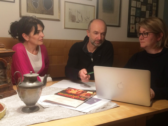 Von links: Lizi Pilz (künstlerische Leitung), Andreas Pilz (Bühnenbau) und Martina Fröhlich (künstlerische Leitung).