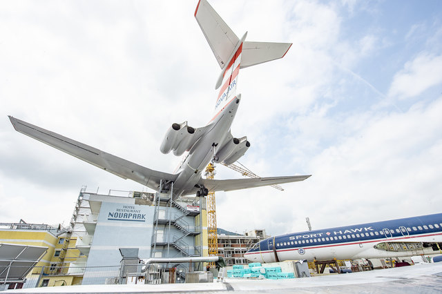 Die Iljuschin (l.) ist bereits abgehoben, die Boeing wird demnächst auf das Dach des neu errichteten Teils des Hotel Novapark gehievt. | Foto: Foto Jörgler