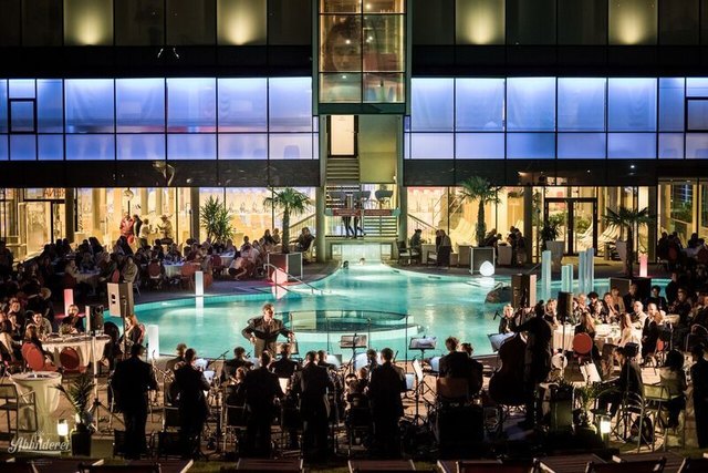 Unterstützt von der Vorband Vorband „A-W-A-K-E spielt die Big Band Köflach in der Therme Nova.