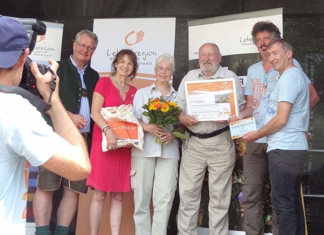 Die Familie Chlebecek wird vom Vertreter des Biospärenpark Wienerwald ausgezeichnet  | Foto: Ch. Chlebecek