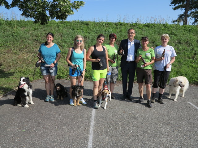 Gilbert Lang (Administrator der Burg Güssing) begrüßte die Teilnehmer, zu der von Julia (4.v.l.) und Daniela (6.v.l.) organisierten "Fun der Nas" Rätseltour rund um die Güssinger Teiche | Foto: Lang