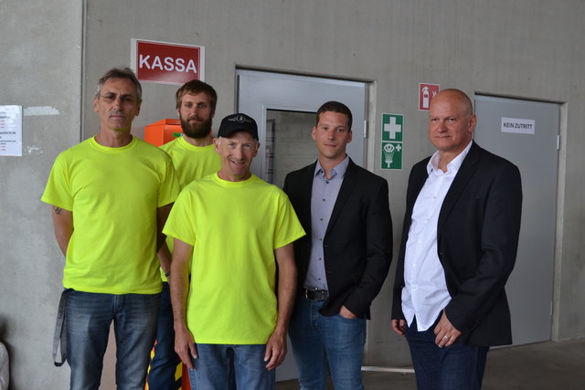 Gerhard Fehringer, Christof Beroun, Manfred Havlicek, Bereichsleiter Michael Graf und Geschäftsführer Ronald Maurer finden, dass das neue Altstoffsammelzentrum ein toller Arbeitsplatz ist und helfen ihren Kunden gerne bei der Orientierung.