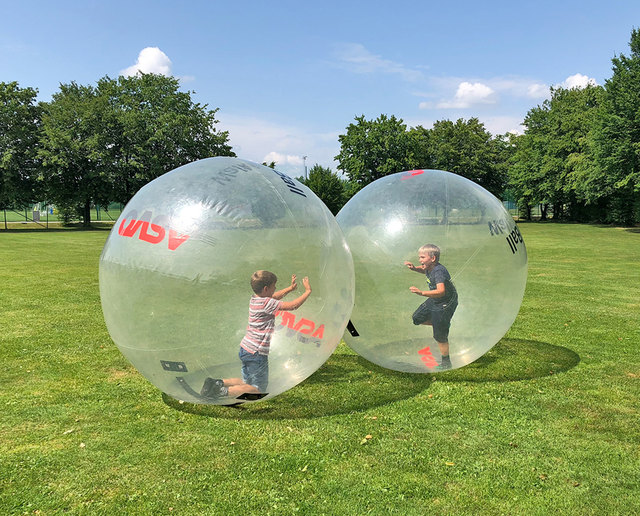 Felix und Sebastian wollten gar nicht mehr raus aus der coolen "Bubble"-Kugel.
