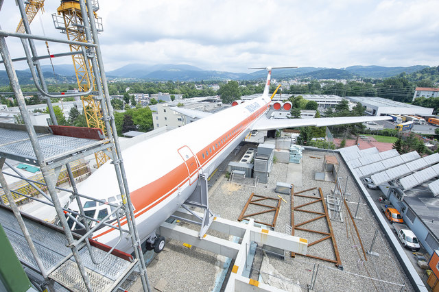 Um die tonnenschwere Last der Iljuschin zu (er)tragen, wurden am Dach des Hotel Novapark neue Betonverstrebungen eingezogen. An den Fundamenten des Hotels an sich wurde nichts verstärkt. | Foto: Foto Jörgler